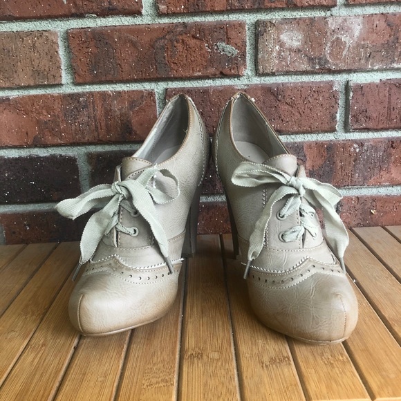 Lace-up Vintage Cutout Women’s Heeled Oxford - Picture 3 of 5